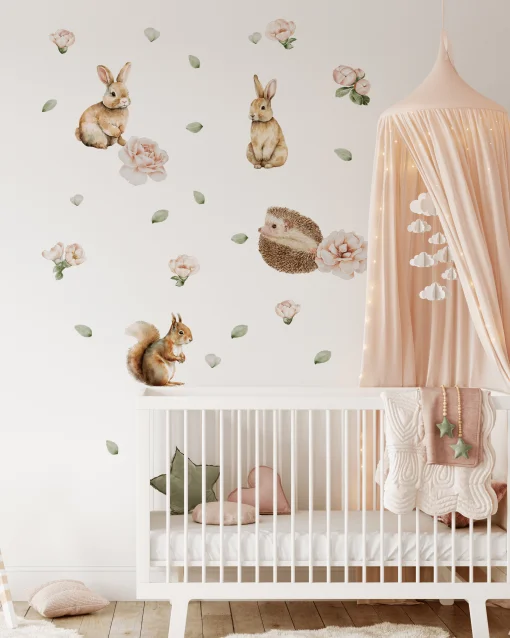 Decor camera bebe fetita cu perete cu stickere iepuras, veverita, animalele padurii si flori