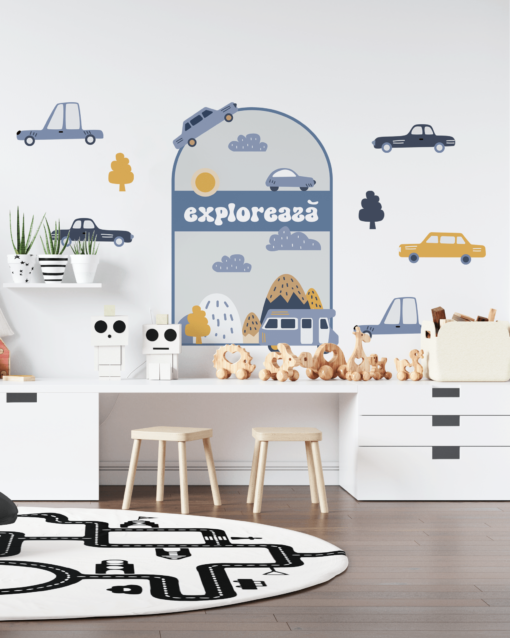 Simulare foto camera baiat cu perete amenajat cu autocolante masinute albastre