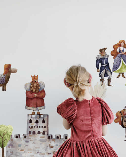 Fetita in fata unui perete aranjat cu stickere cu printese si printi