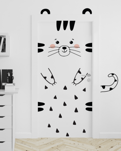 Simulare foto cu o usa pe care este lipită sticker trigrisor