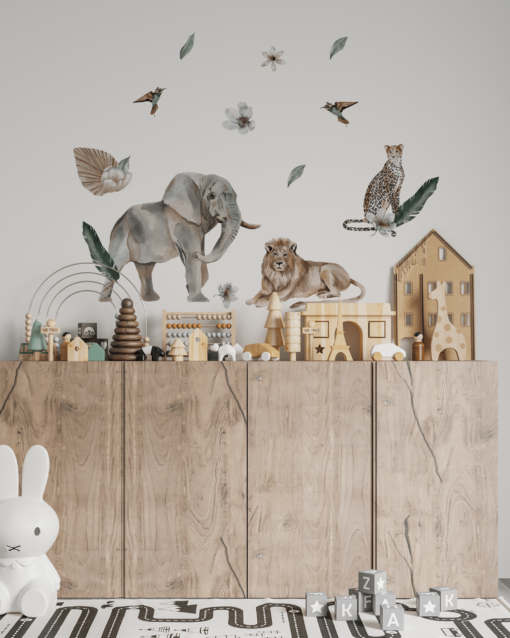 Stickere pentru camera copiilor, perete aranjat cu autocolante cu leu, elefant, flora dins avana si pasari din jungla