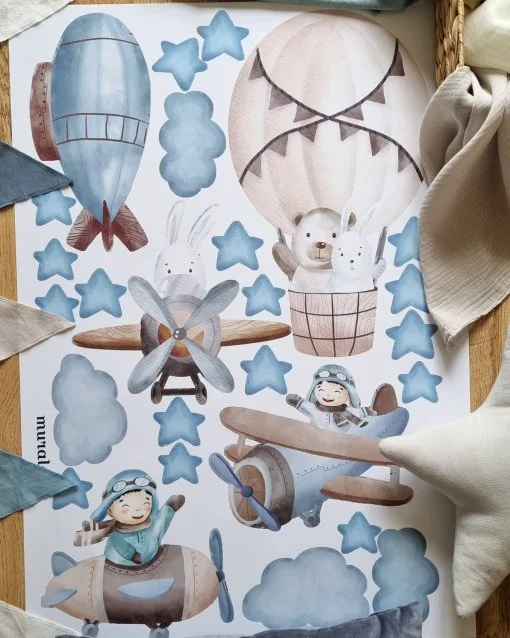 Prezentare model autocolant de perete cameră de băieți avioane, balon cu aer cald, nori și stele cu albastru