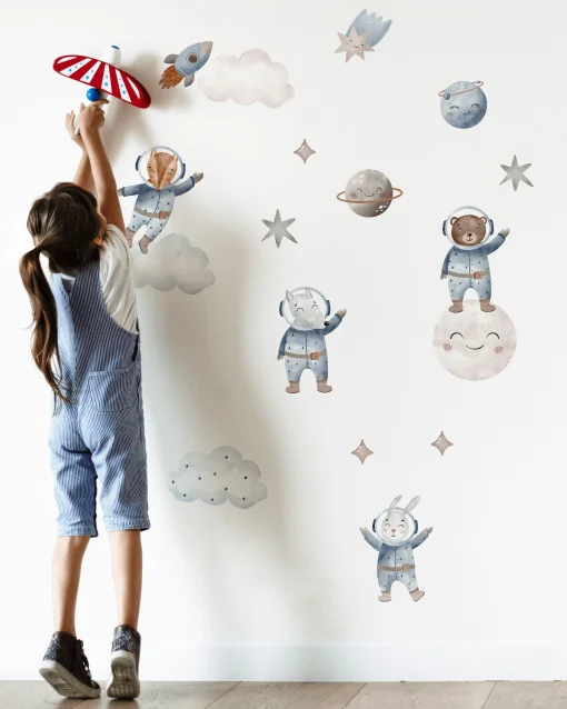 Cameră de băieți decorată cu autocolante de perete animale în spațiu, planete, astronauți, stele, rachete, norișori, stickere acuarelă