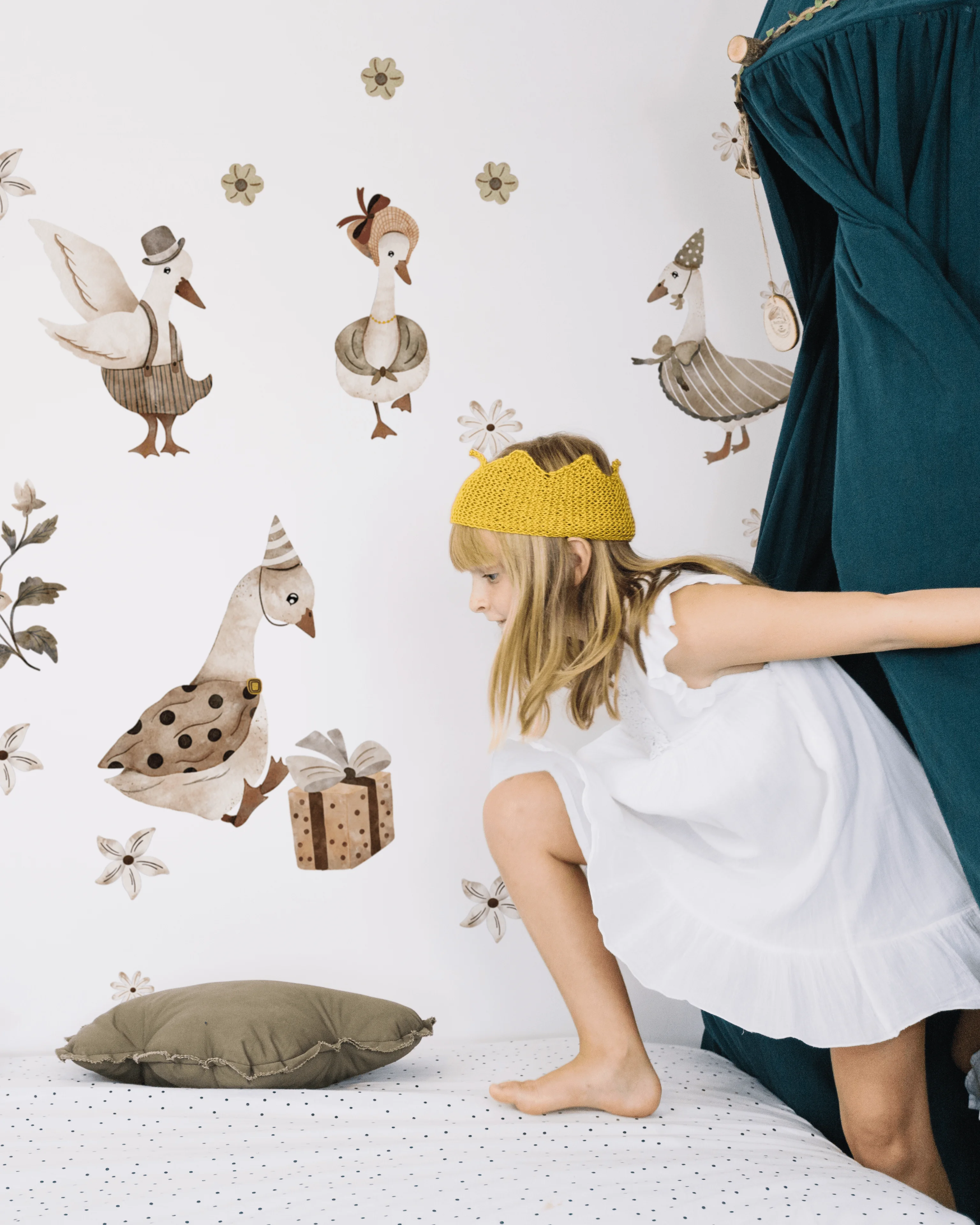 Fetita cu perete in spate decorat cu autocolant de perete gascute